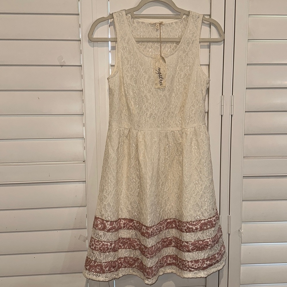 Sleeveless lace dress size small
